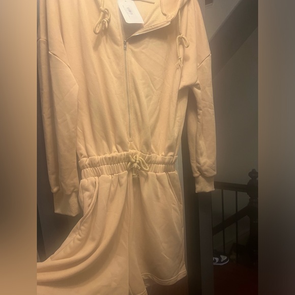 Beige hooded romper - Picture 2 of 6
